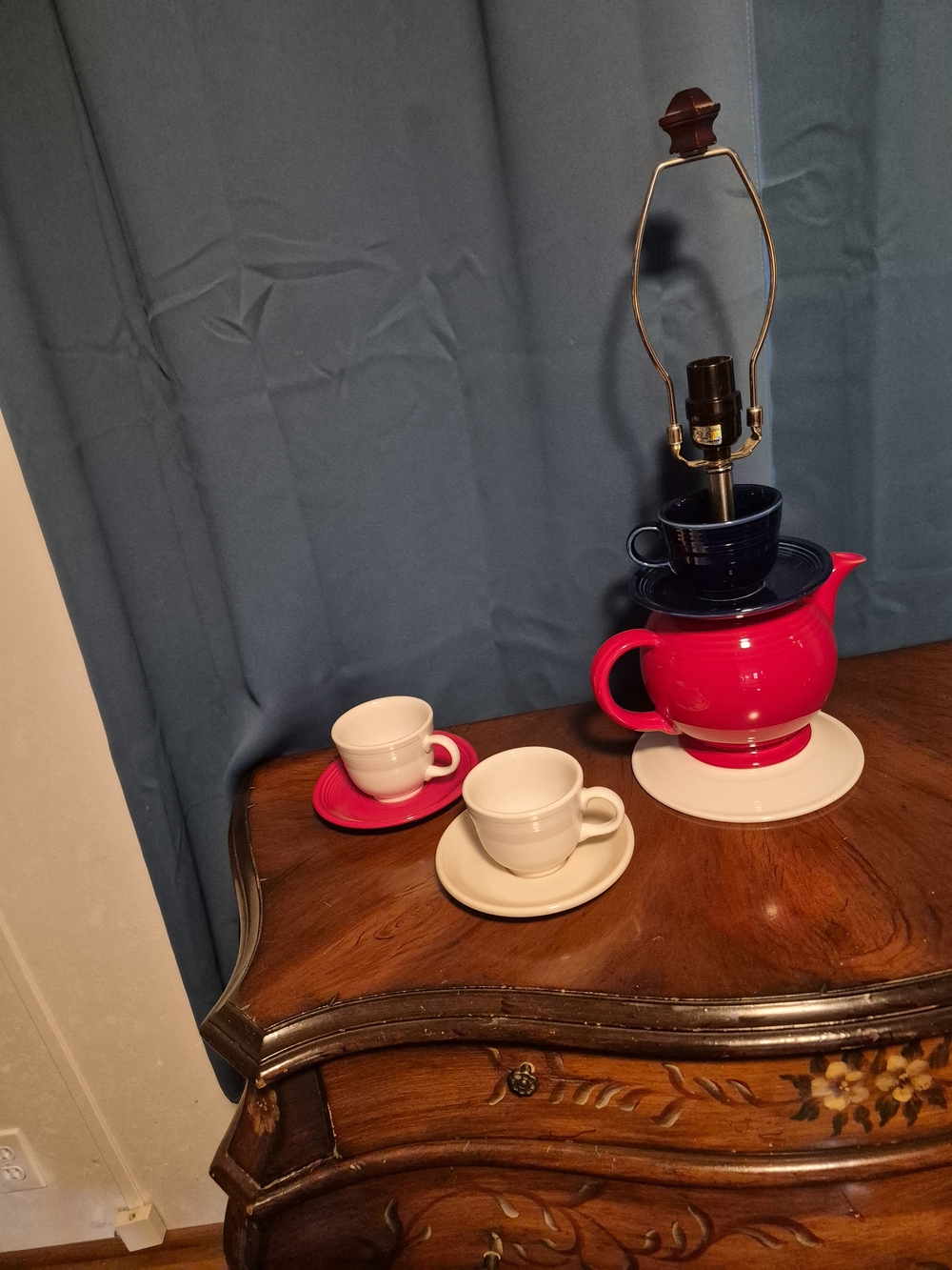 🇺🇸 Fiestaware Upcycled Red, White & Blue Teapot Lamp - Picture 3 of 5